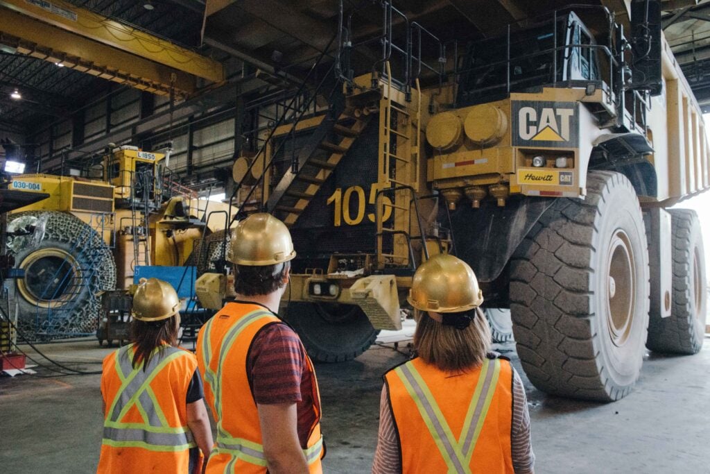 Visiteurs à la mine Canadian Malartic, dans les garages.